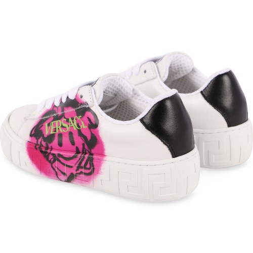 La Greca Outsole Medusa Smile in Pink Sneakers in White La Greca Outsole Medusa Smile in Pink Sneakers in White
